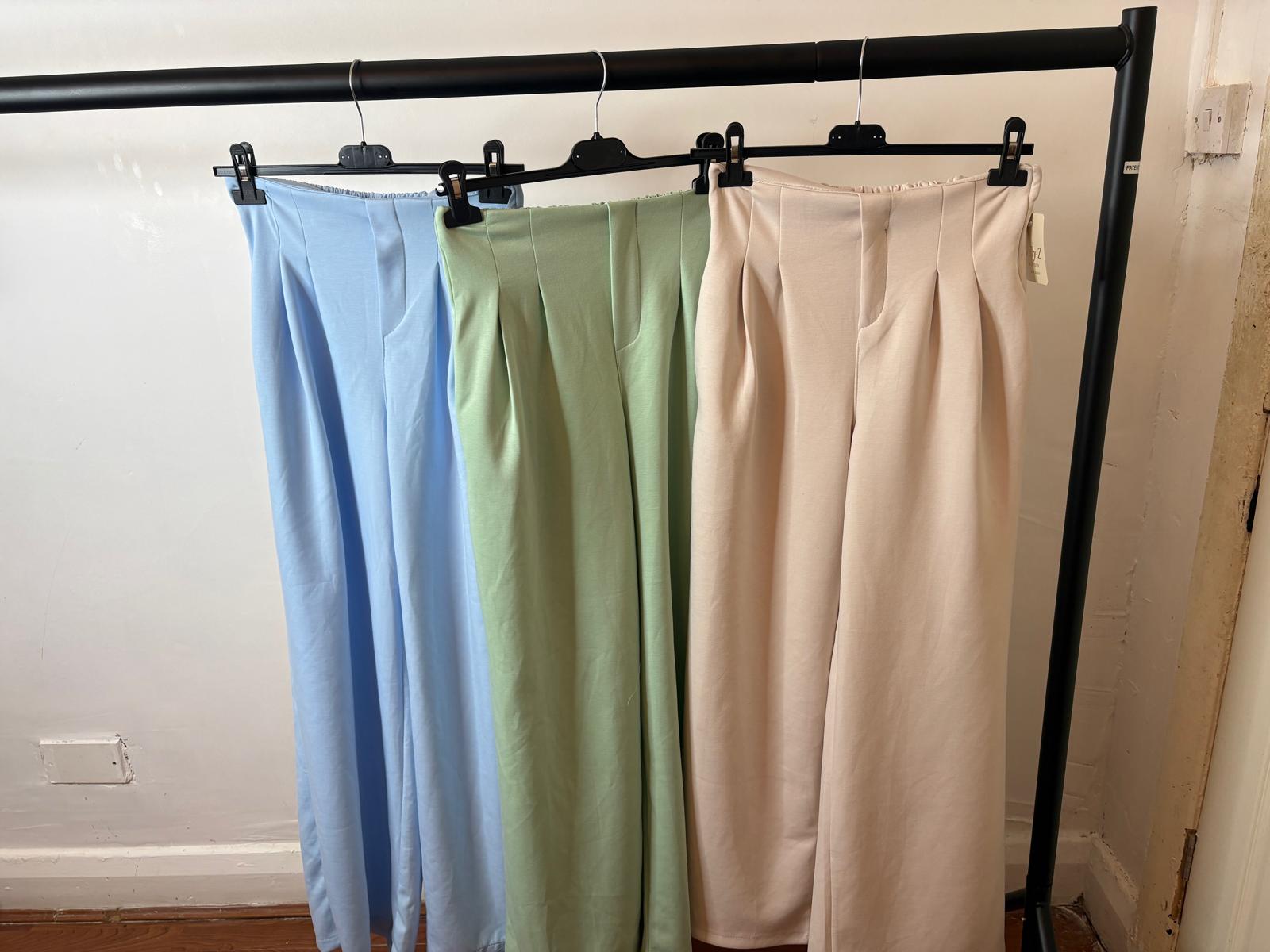 wide-leg pants feature a high-rise waist with delicate front pleats