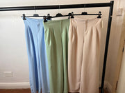 wide-leg pants feature a high-rise waist with delicate front pleats