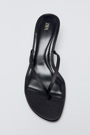 V-string black kitten heel