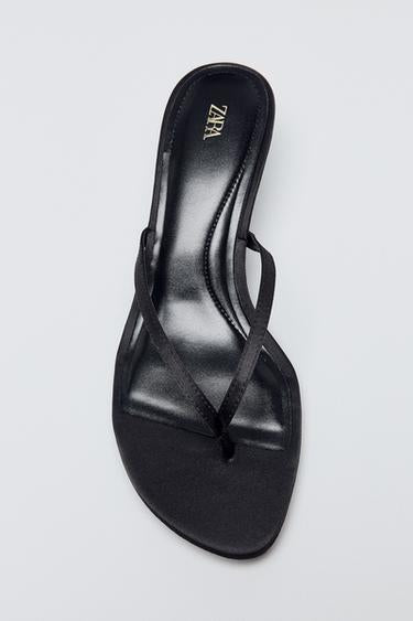 V-string black kitten heel