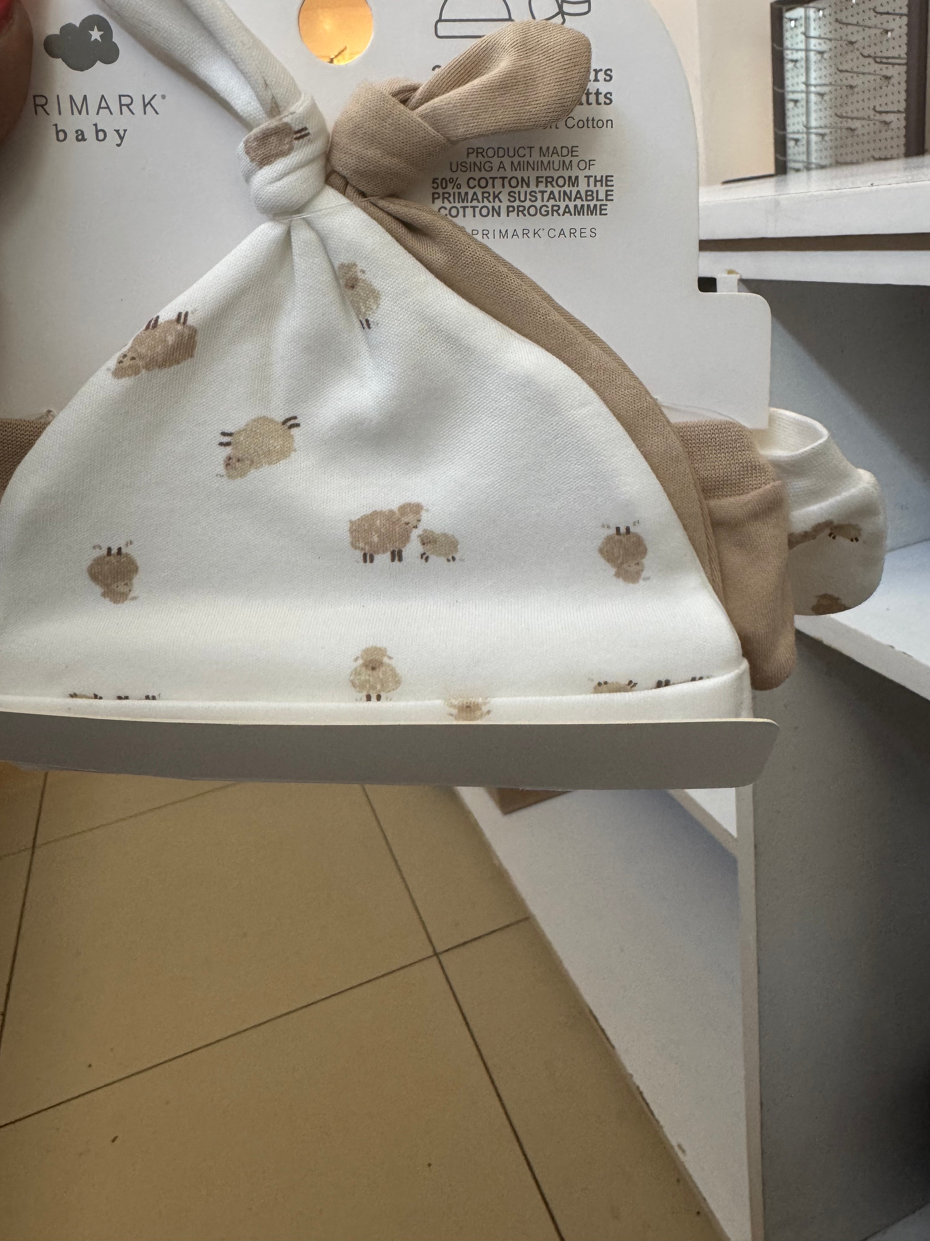 Primark baby 2hats &2pairs of scratch mitts